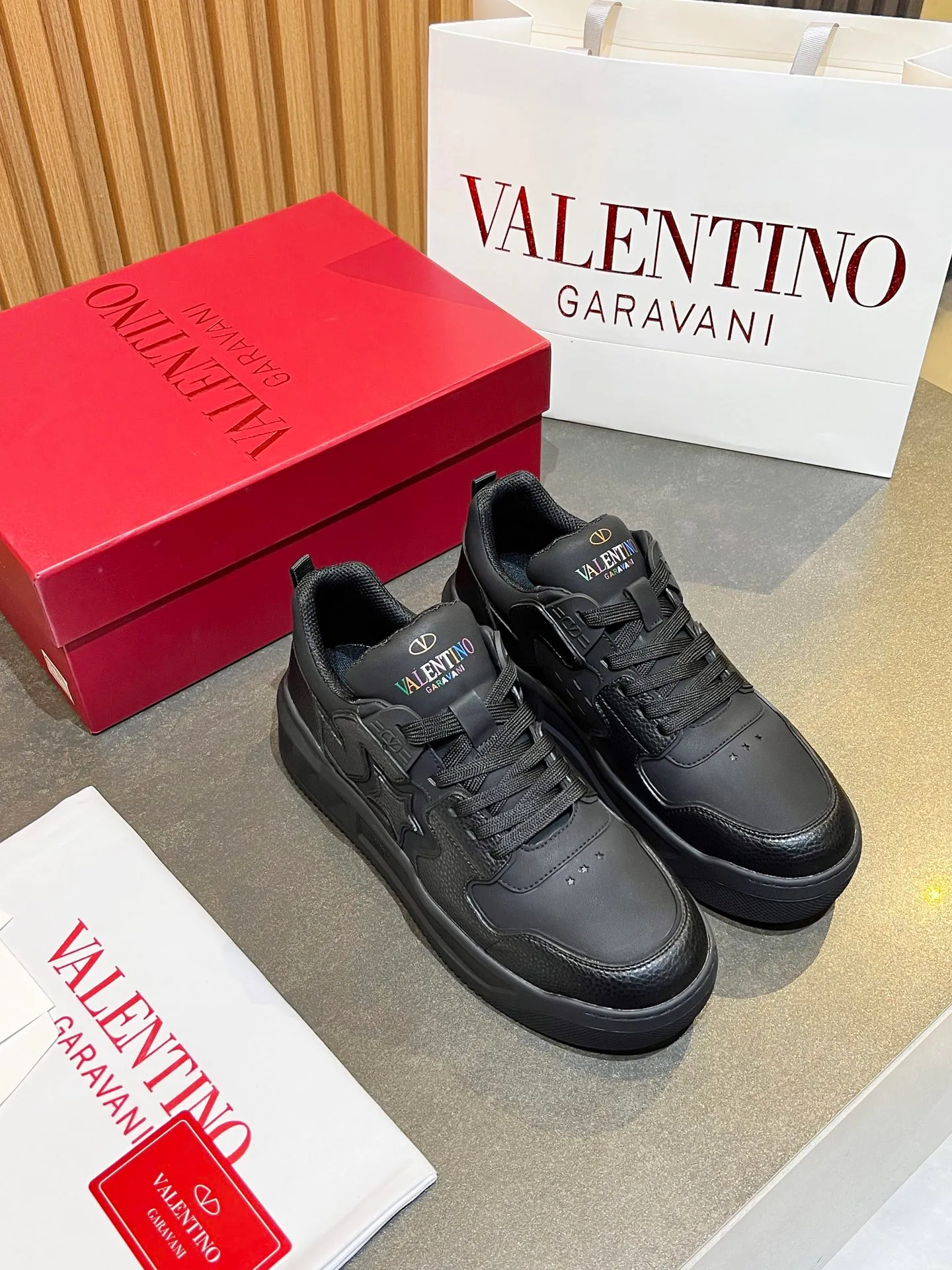 👟👟Ex-factory price 660👟👟 𝑽𝒂𝒍𝒆𝒏𝒕𝒊𝒏𝒐Valentino 𝑶𝒏𝒆𝑺𝒕𝒖𝒅 Couple casual sports shoes series Valentino 2024 new couple sports shoes are on sale. The original ZP was purchased and dismantled. Repeated pattern making and modification. I tried my best to restore it one to one! Top luxury masterpiece Signature five-pointed star design Soft and comfortable genuine leather with contrasting colors brings excellent and elegant texture and excellent on-foot comfort Top purchasing version upper: imported calfskin surface/original oil edge craftsmanship Outsole: original development 𝐓𝐏𝐔 two-color combination outsole Packaging: original configuration complete package Code number: 34-𝟒𝟓